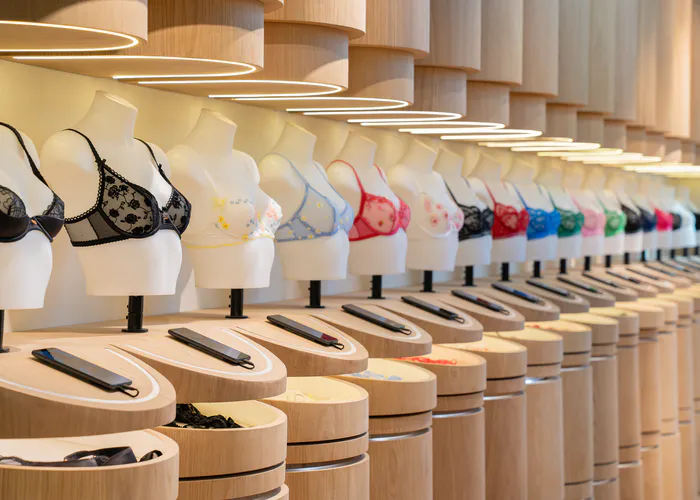 lounge-store-with-mannequins